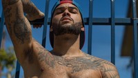 Don Benjamin bukan hanya seorang model yang tampil di video klip Ariana Grande Into You, tapi ternyata ia merupakan seorang bodyguard dari artis yang sama! Lihat saja nih otot kekarnya, pasti terbentuk karena latihan keras dan pola makan yang sehat. (Foto: Instagram/donbenjamin)