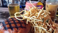 The Spotted Pig di wilayah New York jadi salah satu restoran burger favorit musisi berusia 28 tahun itu. Ia pernah makan di sini bersama mantannya, Calvin Harris dan sahabatnya, Ed Sheran. Bahkan ia pernah makan malam bersama Kenye West di sini, lho. Foto: Istimewa