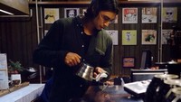 Begini kira-kira pose serius Adnan, ketika meracik kopi sendiri. Foto: Instagram @danieladnan