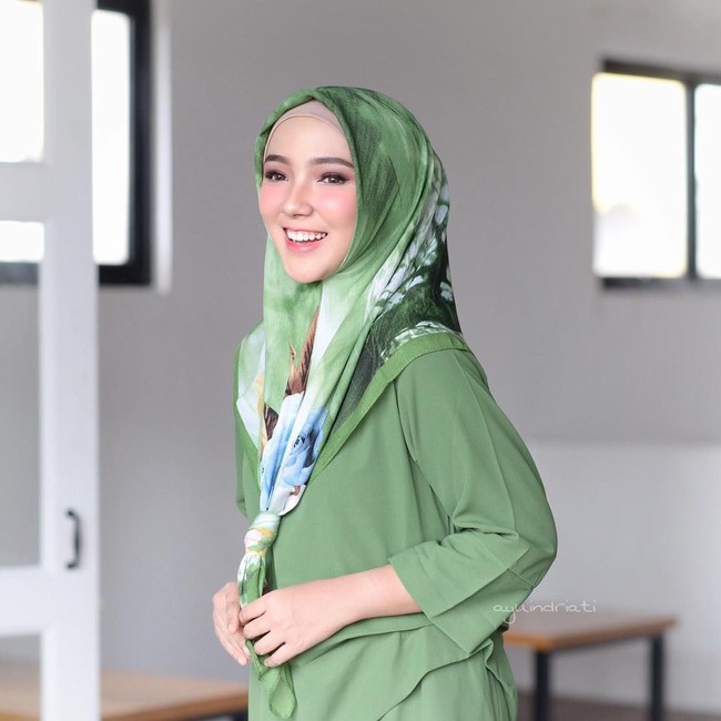 Gaya hijab seperti ini sebenarnya sudah ada sejak tahun 90-an saat hijab segi empat mulai banyak dijual. Namun, penampilan hijabers masa kini membuat gaya hijab ikan bawal tampak lebih modern. Foto: Instagram/AyuIndriati