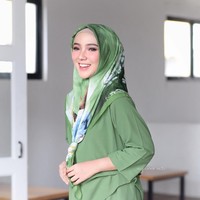 Gaya hijab seperti ini sebenarnya sudah ada sejak tahun 90-an saat hijab segi empat mulai banyak dijual. Namun, penampilan hijabers masa kini membuat gaya hijab ikan bawal tampak lebih modern. Foto: Instagram/AyuIndriati