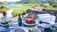Di sekitar danau juga ada beberapa restoran tradisional dengan olahan khasnya ikan air tawar dan keju. Traveler bisa duduk-duduk di kawasan tepi danau. (Chris Dwyer/CNN Travel)