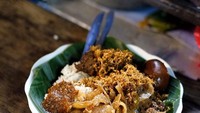  Masih di Jakarta, gudeg beralaskan daun pisang dengan kikil dan sambal pedas ini bisa didapat di Gudeg Bu Ani yang terletak di wilayah Manggabesar. Gimana? Mau icip? Foto: Instagram dad_dish