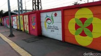 Petugas yang terlibat ialah PPSU Kelurahan Rawa Bunga. Mereka mengaku membuat mural dari pagi hingga sore.