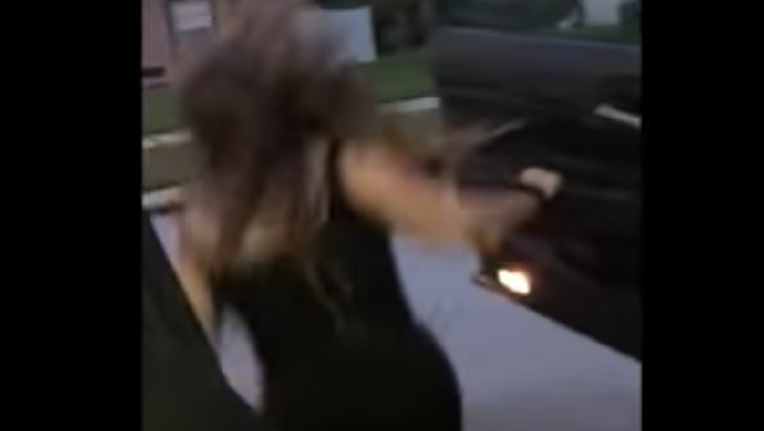 Salah satu aksi kiki challenge gagal yang dilakukan oleh remaja (Foto: Dok. YouTube) Salah satu aksi kiki challenge gagal yang dilakukan oleh remaja (Foto: Dok. YouTube)