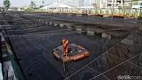 Pelaksanaan Asian Games 2018 di Jakarta yang semakin dekat tak memberikan pilihan lain bagi Pemprov DKI Jakarta selain menutup Kali Sentiong dengan waring sambil memikirkan solusi terbaik untuk merevitalisasi kali ini. Upaya pembersihan kali pun masih terus dilakukan.