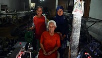 Sahidin berharap pabriknya masih akan terus bertahan dan tetap berproduksi, karena bagi sebagian pekerja sudah turun temurun dan tinggalnya di sekitar pabrik ini. Antara Foto/Adeng Bustomi.