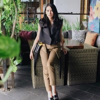 Tampilan casual Maudy yang tetap stylish dengan vest sebagai outerwear. Sepasang liafers bersol tebal jadi statement gayanya. Foto: Instagram