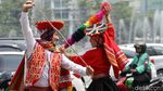 Aksi Para Seniman Peru Menari dan Bermusik di Bundaran HI
