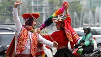 Penampilan menarik terlihat di jalanan sekitar Bundaran HI, Jakarta siang ini.
