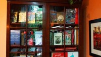 Kini, di dalam kafe juga ada beberapa berita tentang kisah kafe yang menjadi tempat menulis JK Rowling (Elephant House/Facebook)  