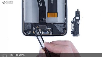 Komponen di bagian bawah pulai dipreteli. Foto: Zol.com.cn