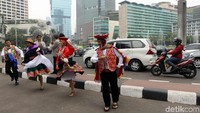 Menggunakan pakaian tradisional khas Peru para seniman menghibur para pengguna jalan dengan berbagai tarian penuh semangat.