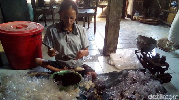 Muntiah, perempuan difabel buruh serabutan di Kudus