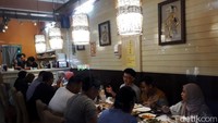 Makanan yang dijual mulai dari sate ayam, gulai, rendang, urap, dan banyak lainnya.