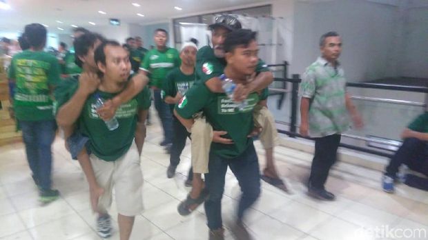 Perjuangan Penonton Difabel Demi Saksikan Laga Persebaya vs Persib
