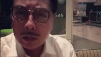 Hotma tak pernah lupa memuji rasa masakan istrinya. Kali ini ia mencicip lasagna buatan istri dan menurutnya ini lasagna terenak sedunia. Sssttt Hotma sampai nambah 3 kali katanya. Foto: instagram @mamitoko