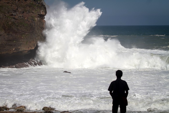 BMKG prediksi gelombang tinggi hantam wilayah pesisir Indonesia beberapa hari ke depan. Untuk antisipasi warga diharapkan hindari aktivitas di pantai dan laut.