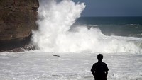 Gelombang tinggi pun menerjang Pantai Sembukan, Pracimantoro, Wonogiri, Jawa Tengah, Rabu (25/7/2018). Badan Meteorologi Klimatologi dan Geofiska (BMKG) memprediksi gelombang tinggi akan menerjang pesisir pantai di Indonesia hingga beberapa hari ke depan. Para nelayan pun dihimbau untuk tidak melaut saat gelombang tinggi. Antara Foto/Mohammad Ayudha.
