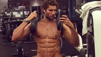 Kebanyakan foto Franco dilakukan sambil berpose telanjang dada memperlihatkan perut sixpacknya. Foto: Instagram/franconorhal