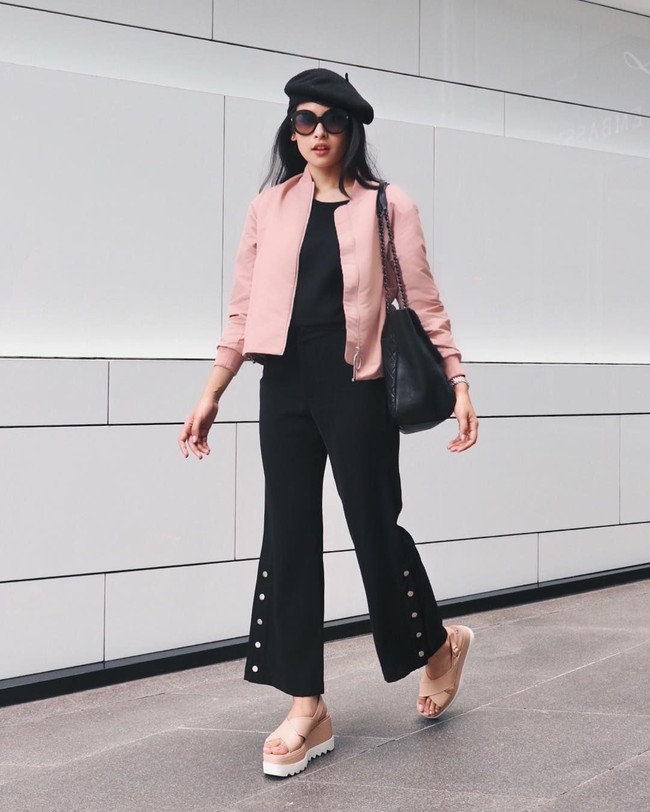 Simpel tapi stylish, bintang film Perahu Kertas ini memadukan bomber jacket pink dengan blouse dan celana hitam-hitam. Platfrom wedges membuat penampilannya unik. Foto: Instagram