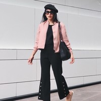 Simpel tapi stylish, bintang film Perahu Kertas ini memadukan bomber jacket pink dengan blouse dan celana hitam-hitam. Platfrom wedges membuat penampilannya unik. Foto: Instagram