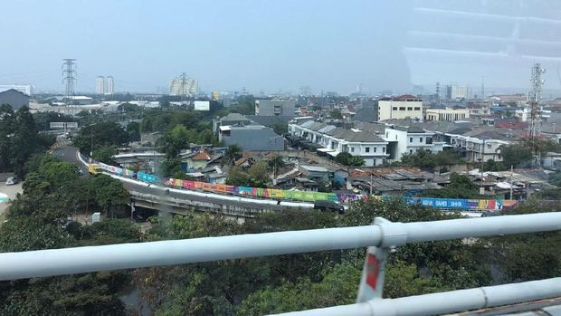 Penampakan dari atas jembatan warna-warni branding Asian Games di ruas jalan tol 