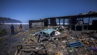 Gelombang tinggi merusak beberapa bangunan warga di kawasan wisata Pantai Parangtritis, Bantul, DI Yogyakarta, Kamis (26/7/2018). Belasan warung di kawasan itu dihantam ombak menyusul terjadinya gelombang dengan ketinggian mencapai 7 meter. Antara Foto/Andreas Fitri Atmoko.