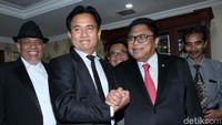 Pakar Hukum Tata Negara Yusril Ihza Mahendra saat bertemu dengan Ketua DPD Oesman Sapta Odang, di ruang kerjanya Gedung Nusantara III Senayan-Jakarta, Kamis (26/7).