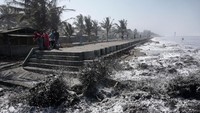 Sejumlah warga berusaha menghindar saat gelombang tinggi menerjang pemecah ombak di Pantai Widarapayung, Binangun, Cilacap, Jateng, Rabu (25/7). Badan Meteorologi Klimatologi dan Geofiska (BMKG) Cilacap, mengeluarkan peringatan dini gelombang tinggi untuk perairan selatan Jawa Tengah, dan Samudera Hindia, dengan ketinggian gelombang mencapai 7 meter. Antara Foto/Idhad Zakaria.
