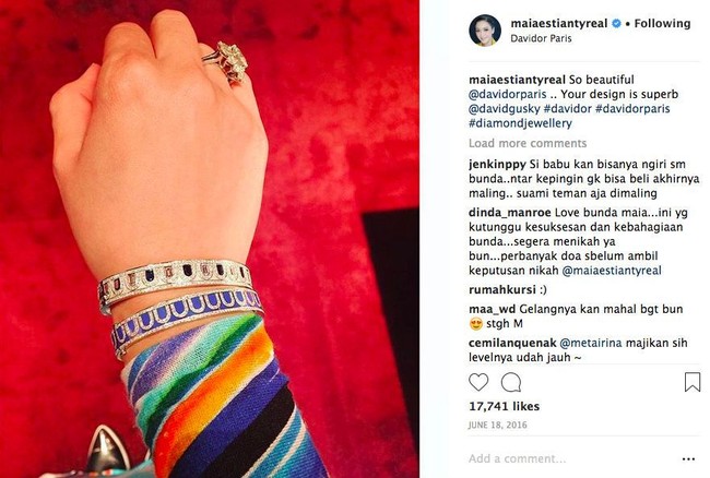 Maia Estianty yang kini berbisnis skin care itu memiliki gelang mewah. Maia pernah mengunggah foto dirinya memakai gelang tersebut di Instagram. Dan bukan hanya satu, melainkan dua gelang dari brand perhiasan Davidor Paris. Gelang Davidor berwarna silver yang dipakai Maia dihiasi berlian sehingga harganya mencapai US$ 94.500 atau sekitar Rp 1,4 miliar. Sedangkan gelang Davidor yang berwarna biru, juga dihiasi berlian, harganya mencapai Rp 500 jutaan. Foto: Dok. Instagram