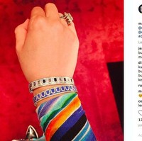 Maia Estianty yang kini berbisnis skin care itu memiliki gelang mewah. Maia pernah mengunggah foto dirinya memakai gelang tersebut di Instagram. Dan bukan hanya satu, melainkan dua gelang dari brand perhiasan Davidor Paris. Gelang Davidor berwarna silver yang dipakai Maia dihiasi berlian sehingga harganya mencapai US$ 94.500 atau sekitar Rp 1,4 miliar. Sedangkan gelang Davidor yang berwarna biru, juga dihiasi berlian, harganya mencapai Rp 500 jutaan. Foto: Dok. Instagram
