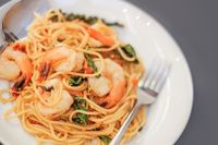 Baru Gajian? Enaknya Makan Spaghetti Marinara dan Carbonara yang Gurih Enak