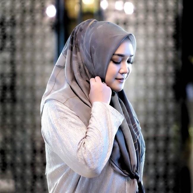 Tampilan hijab ikan bawal juga sebenarnya pilihan yang tepat untuk hijabers yang ingin tampil syari. Gaya hijab menutup dada ini terlihat sopan dan menutupi dada. Foto: Instagram/SuciUtami