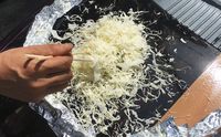 Cuaca Sangat Terik di Jepang, Pria Ini Masak di Kap Mobilnya