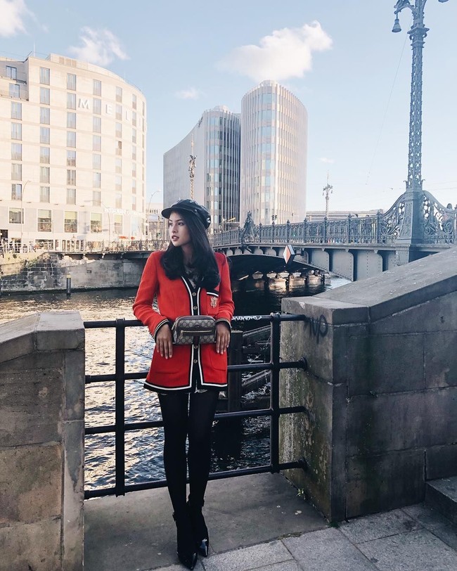 Gaya preppy Maudy Ayunda dengan cardigan merah dipadu mini dress dan tights, saat berpose di Berlin, Jerman. Ia juga mengenakan fanny pack Gucci sebagai pelengkap penampilan. Stylish! Foto: Instagram