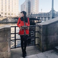 Gaya preppy Maudy Ayunda dengan cardigan merah dipadu mini dress dan tights, saat berpose di Berlin, Jerman. Ia juga mengenakan fanny pack Gucci sebagai pelengkap penampilan. Stylish! Foto: Instagram