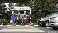 Parahnya tak hanya pejalan kaki pemotor juga ikut mengantri di penyebrangan pelican crossing disini.