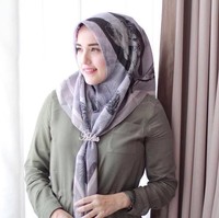 Istri Pasha Ungu, Adelia juga sering tampil mengenakan bentuk hijab ini. Bedanya ia dan selebgram lainnya mengikat hijab segi empat lebih mendekati leher sehingga tali yang menjuntai lebih panjang. Foto: Instagram Adelia Pasha
