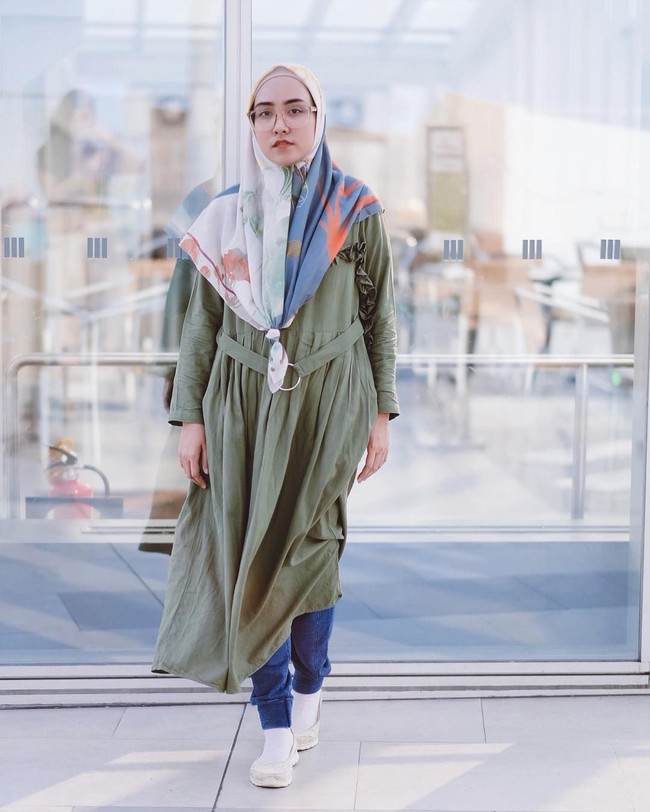 Gaya hijab ikan bawal tiba-tiba saja jadi perbincangan hangat netizen Malaysia. Bentuk hijab segi empat yang diikat di bagian depan ini dianggap  mirip bentuk ikan bawal jika diputar 90 derajat. Foto: Instagram Siti Juwariyah