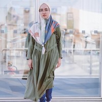 Gaya hijab ikan bawal tiba-tiba saja jadi perbincangan hangat netizen Malaysia. Bentuk hijab segi empat yang diikat di bagian depan ini dianggap  mirip bentuk ikan bawal jika diputar 90 derajat. Foto: Instagram Siti Juwariyah
