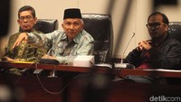Ia mendesak pemerintah menutup Freeport di Papua. Amien mempunyai beberapa alasan utama meminta tambang yang dikelola perusahaan asal Amerika Serikat (AS) itu ditutup.