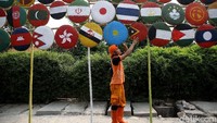 Tampah bergambar bendera peserta Asian Games tersebut dipamerkan di Jalan Ragunan Raya.