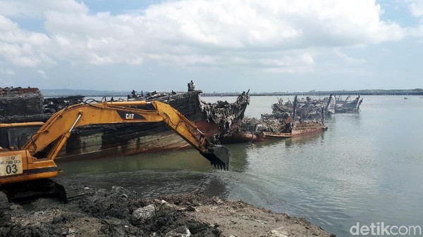 Puing-puing Bekas Kebakaran di Pelabuhan Benoa Dibersihkan