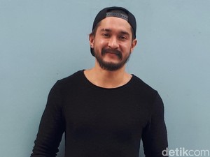 Pacar 10 Tahun Lebih Muda, Miller Khan Akui Jadi Lebih Kekanakan