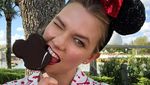 Lihat Gaya Seru Karlie Kloss Saat Ngopi dan Makan Es Krim Favoritnya
