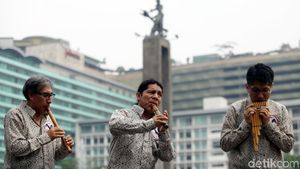 Aksi Para Seniman Peru Menari dan Bermusik di Bundaran HI