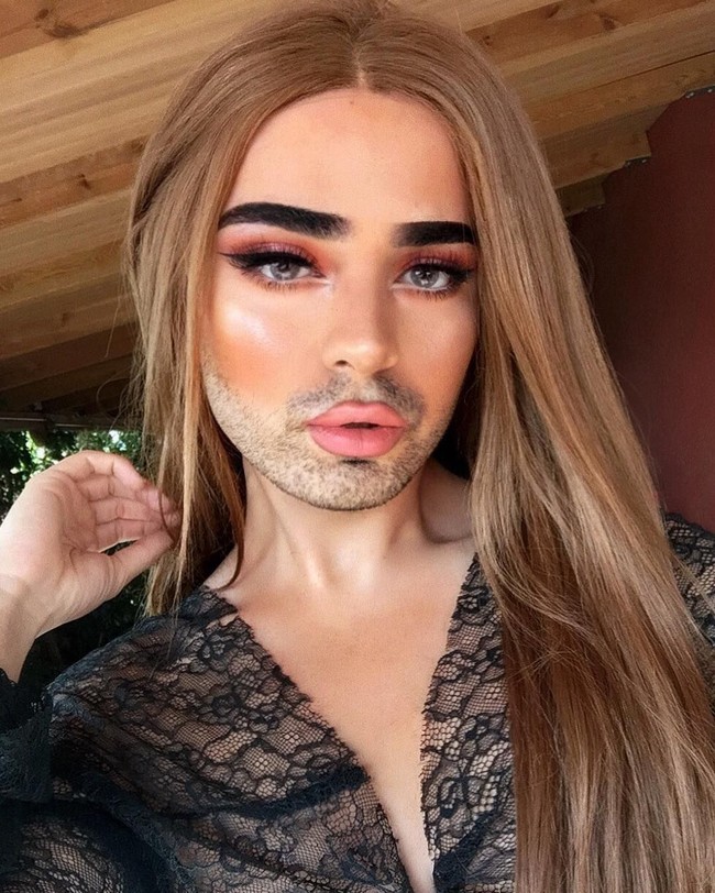 Makeup artist yang juga selebgram ini memang punya ketertarikan yang besar dengan dunia makeup. Kreativitasnya yang tinggi membuatnya bisa menghasilkan makeup yang bahkan lebih indah dibanding wanita seutuhnya.  Foto: dok. Instagram (@rafapupujol)