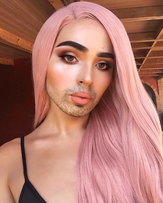 Tak hanya tampil dengan makeup cetar, pria satu ini juga sering gonta-ganti gaya rambut. Selain koleksi makeup, ia pun punya banyak koleksi wig. Ini nih salah satu koleksi wig pinknya ala Kylie Jenner.  Foto: dok. Instagram (@rafapupujol)