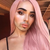 Tak hanya tampil dengan makeup cetar, pria satu ini juga sering gonta-ganti gaya rambut. Selain koleksi makeup, ia pun punya banyak koleksi wig. Ini nih salah satu koleksi wig pinknya ala Kylie Jenner.  Foto: dok. Instagram (@rafapupujol)